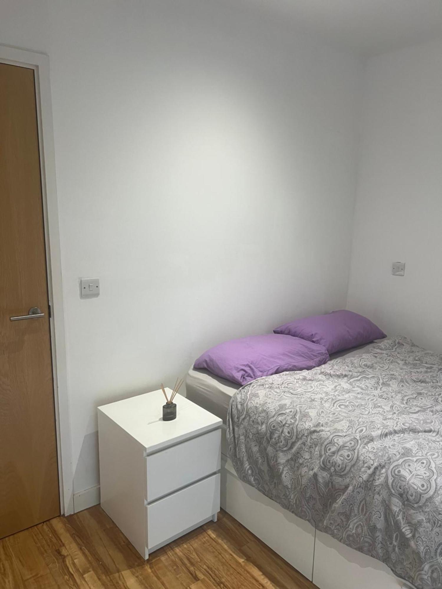 Bed & Breakfast A Cozy With Private Bathroom In A Two Bedroom Manchester